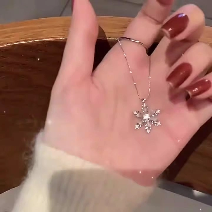 Wholesale rotatable snowflake necklace Women's Light luxury high-grade niche pendant clavicle chain accessories women's Valentine's Day gift