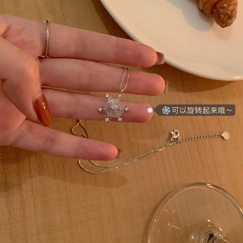 Wholesale rotatable snowflake necklace Women's Light luxury high-grade niche pendant clavicle chain accessories women's Valentine's Day gift