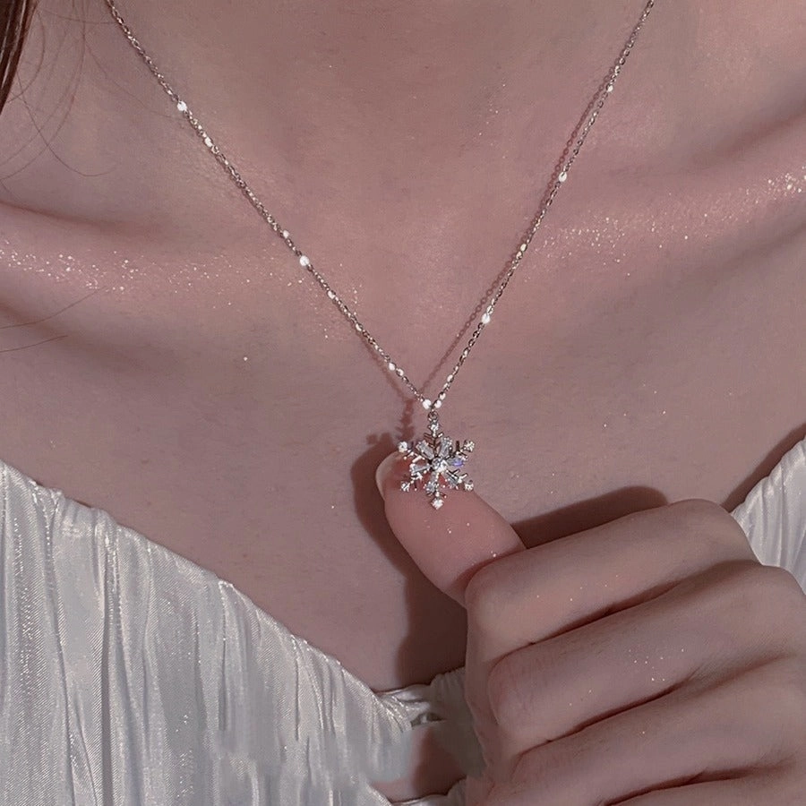 Wholesale rotatable snowflake necklace Women's Light luxury high-grade niche pendant clavicle chain accessories women's Valentine's Day gift