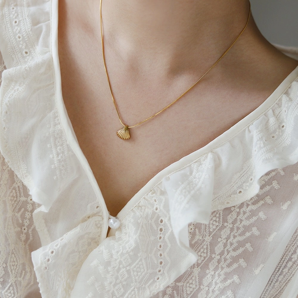 Wholesale Short chain fan-shaped shell snake bone necklace clavicle chain titanium steel plated with 18K gold