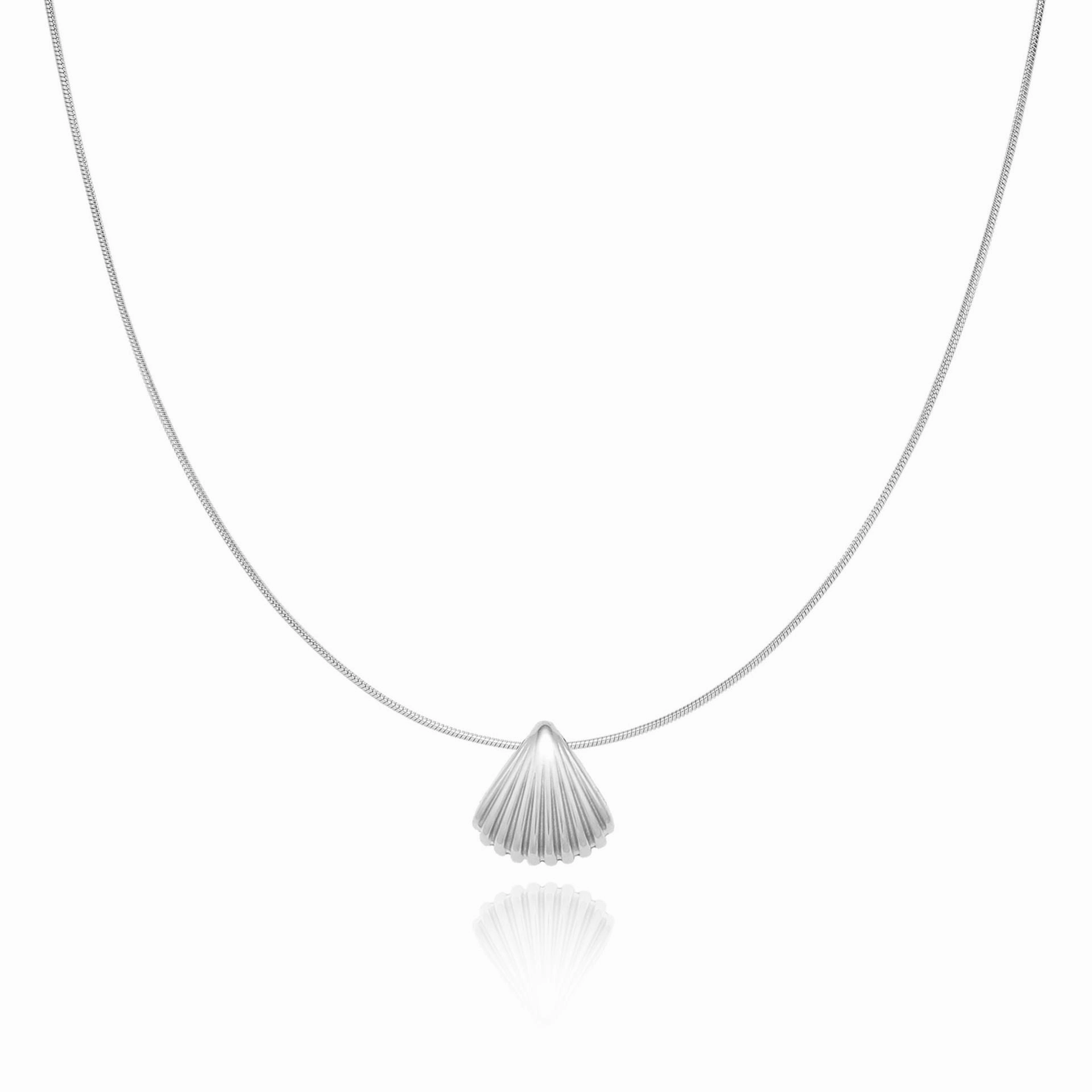 Wholesale Short chain fan-shaped shell snake bone necklace clavicle chain titanium steel plated with 18K gold