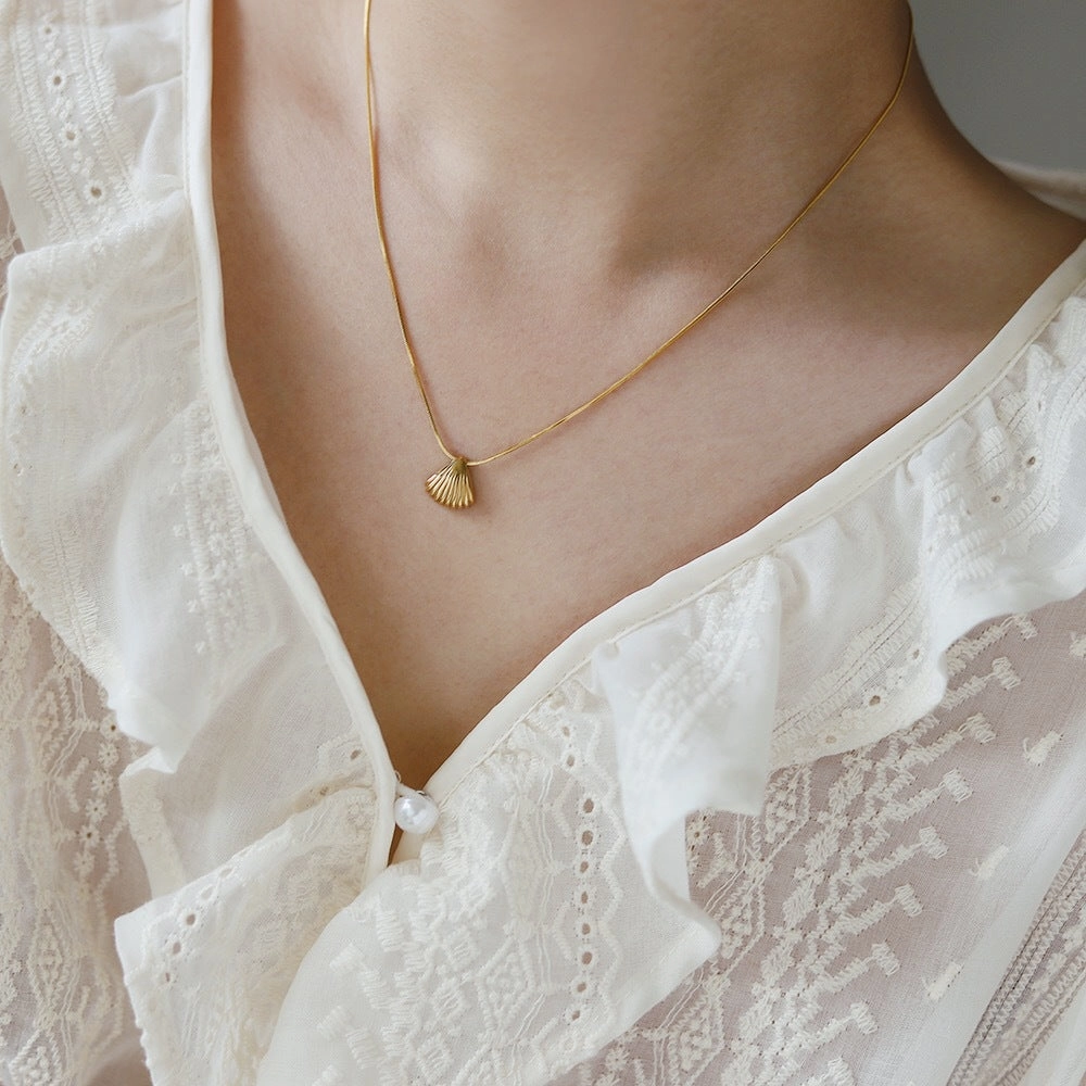 Wholesale Short chain fan-shaped shell snake bone necklace clavicle chain titanium steel plated with 18K gold