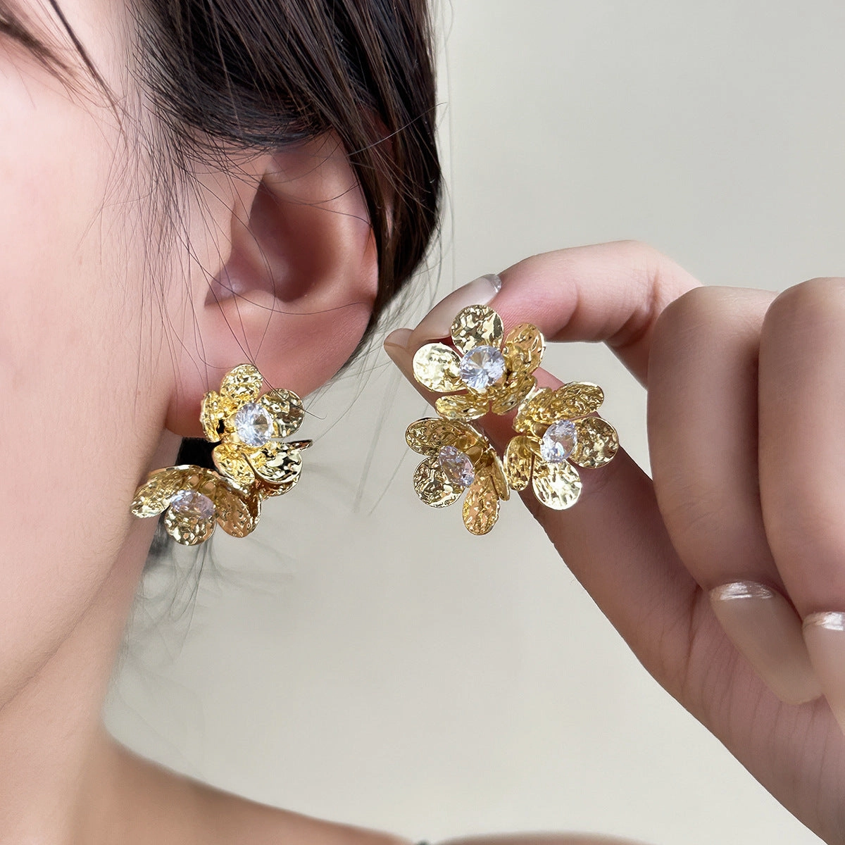 Wholesale Silver Needle Metal Style Diamond Three-Dimensional Flower Retro Earrings