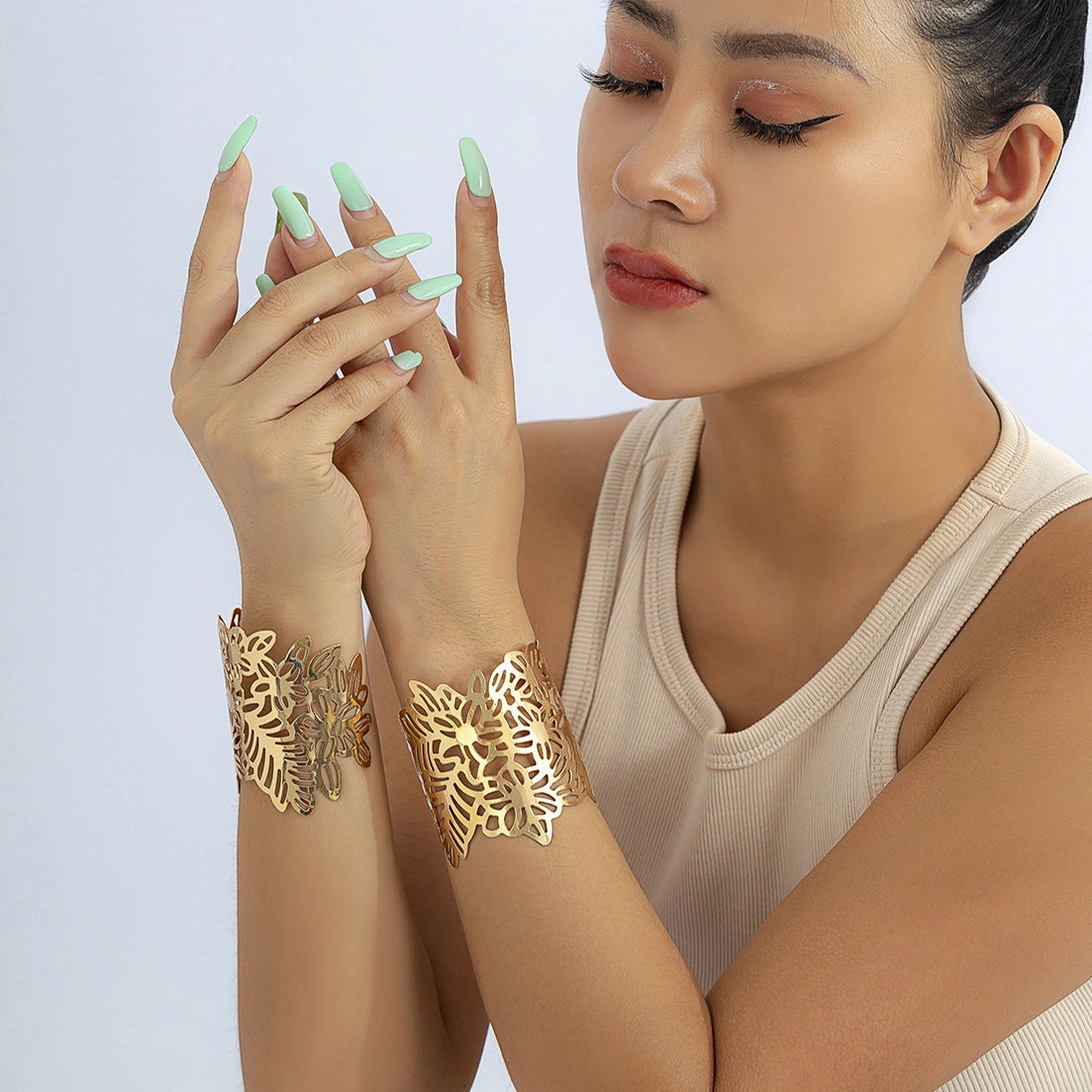 Wholesale Simple design sense open smooth hollow leaf bracelet