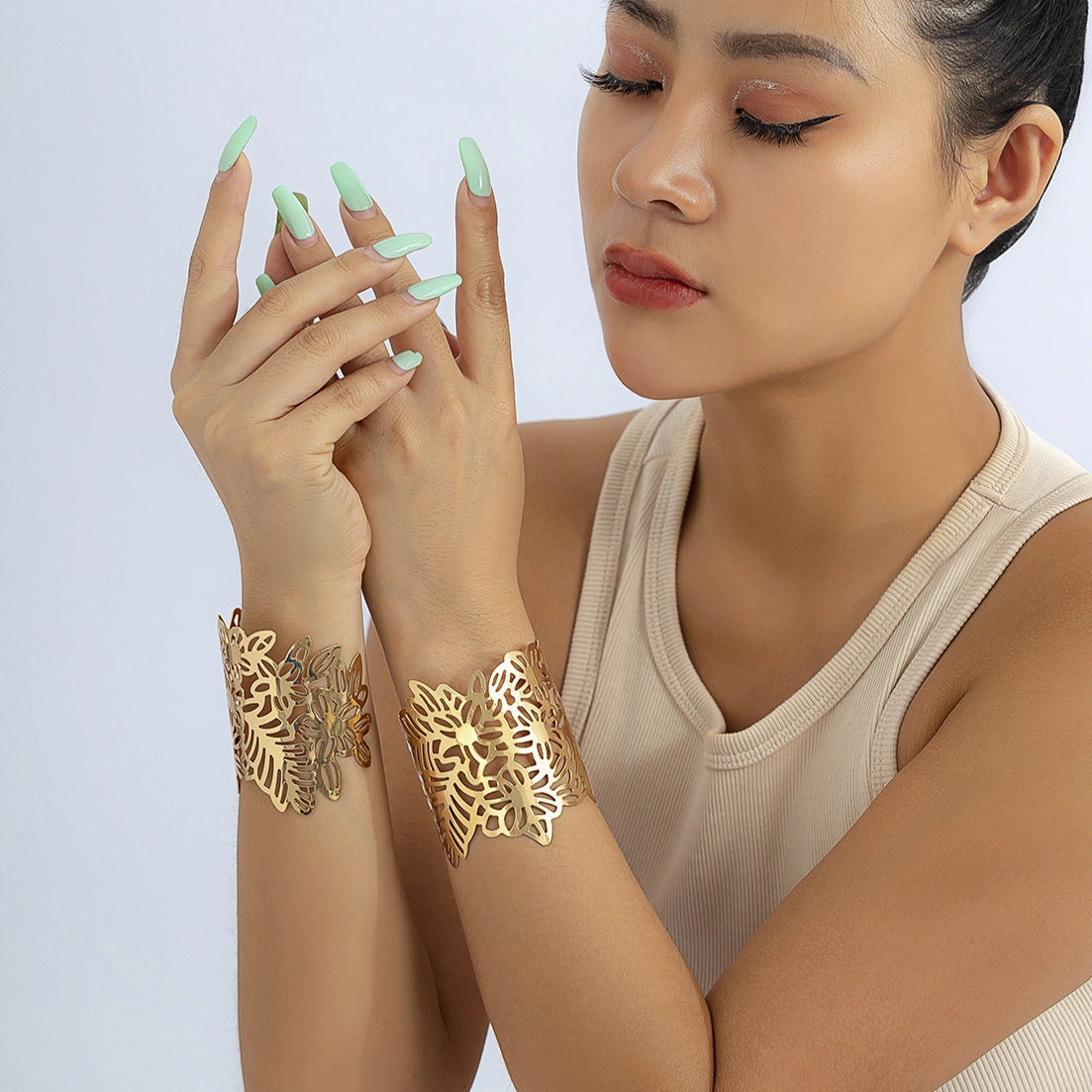 Wholesale Simple design sense open smooth hollow leaf bracelet