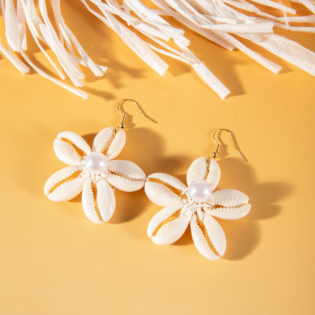 Wholesale Southeast Asian Hand-woven Beach Shell Flower Pendant