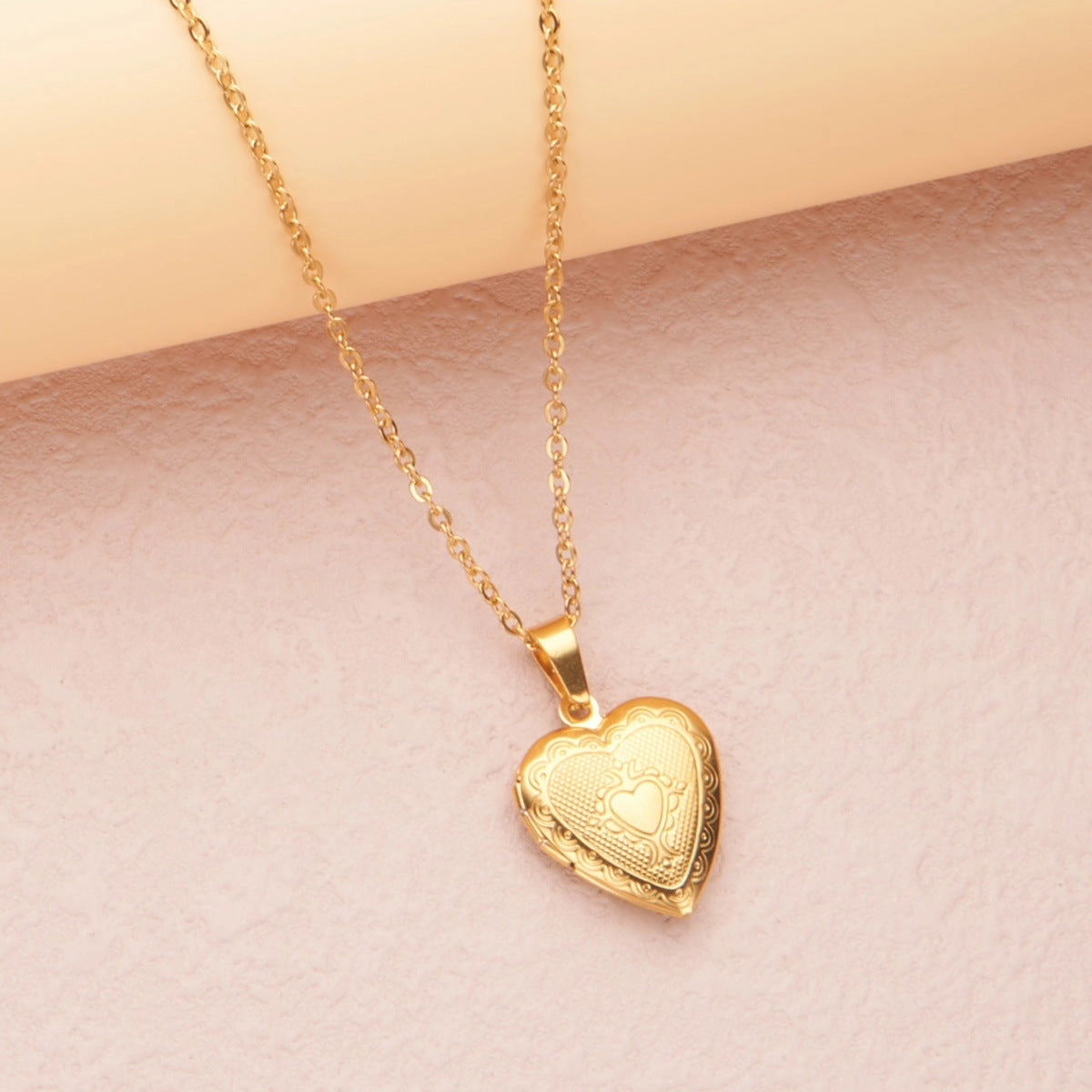 Wholesale Stainless Steel Necklace Gold Heart Pattern Frame Box Pendant O-Chain