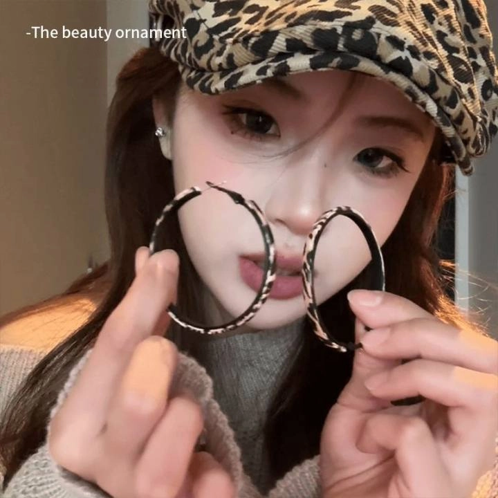 Wholesale Sweet and cool style hot girl plain hoop earrings