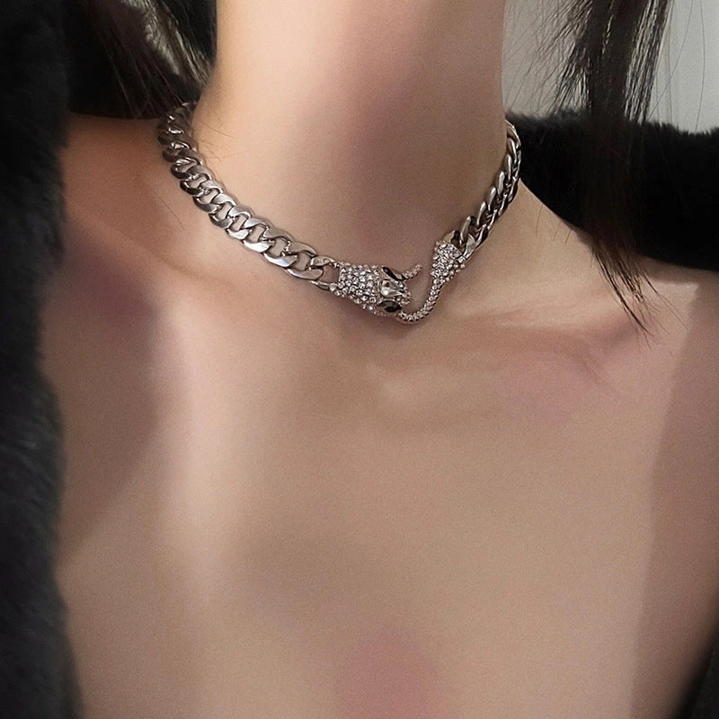 Wholesale Sweet cool hot girl snake-shaped metal chain necklace clavicle chain internet celebrity fashion cool accessories female