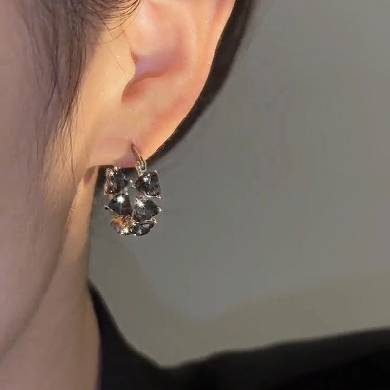 Wholesale Temperamental fashion niche black peach heart retro sweet circle earrings