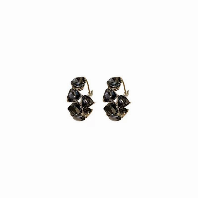 Wholesale Temperamental fashion niche black peach heart retro sweet circle earrings