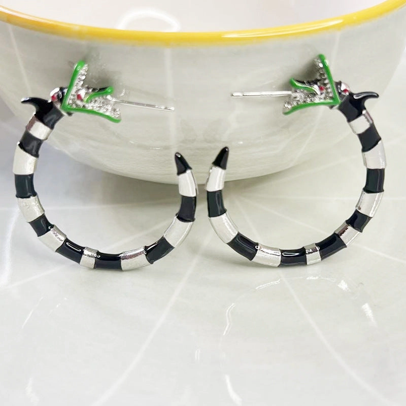 Wholesale The Popular Zodiac Snake Tide Exaggerated Black and White Double Snake Brother Black Wind Earrings