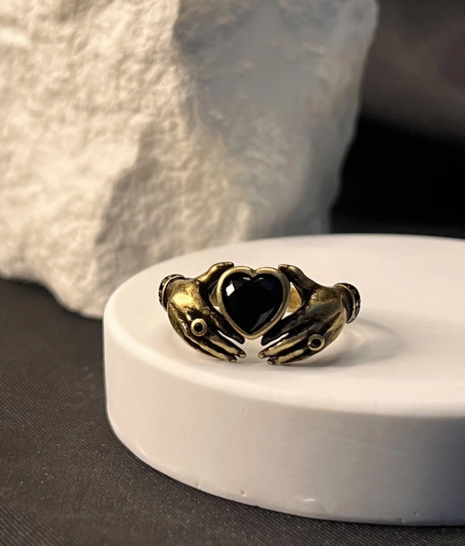 Wholesale Trendy Retro Carving Hands Embrace Red Zircon Couple's Ring Finger Ring Design All-match Valentine's Day