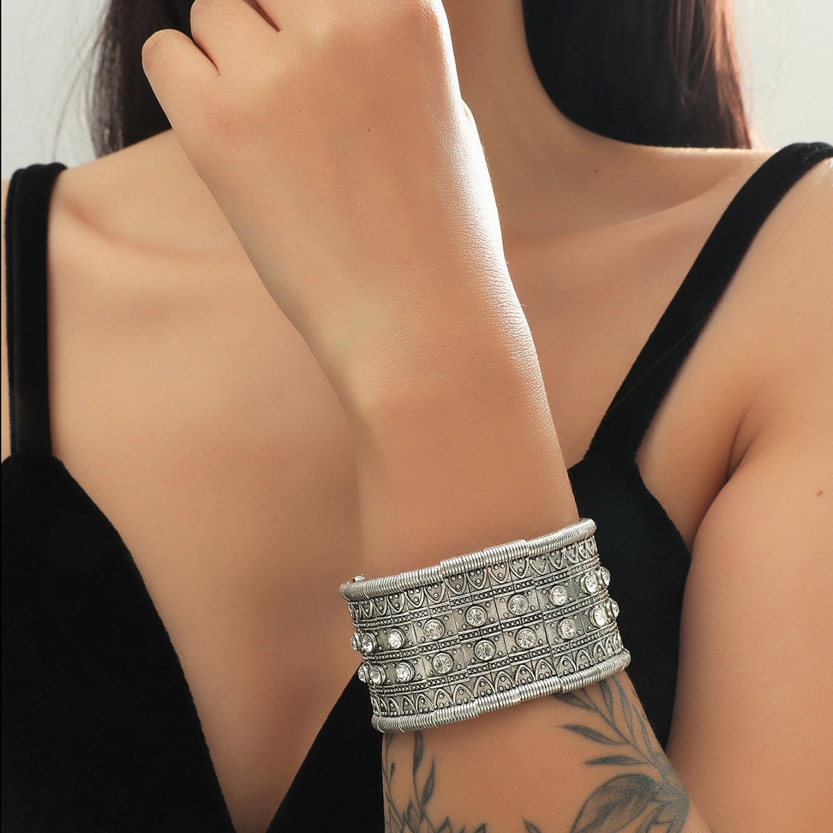 Wholesale Vintage Ethnic Style Handmade Holiday Style Exaggerated Alloy Bracelet