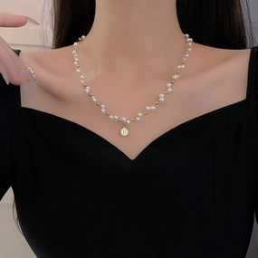 Wholesale Vintage portrait necklace wrapped with pearl clavicle chain