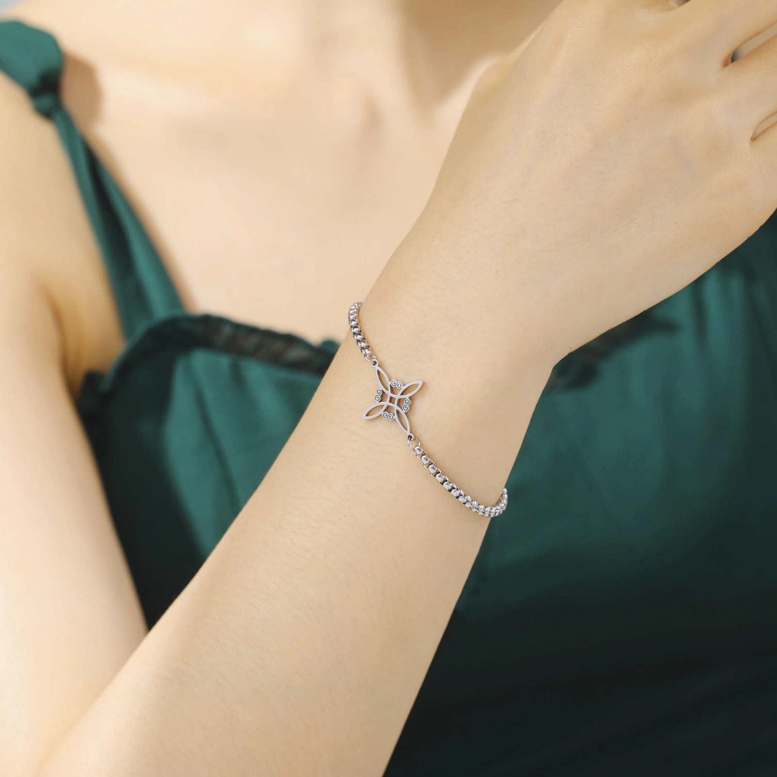 Wholesale Witch knot S-shaped double hole pendant box chain stainless steel bracelet