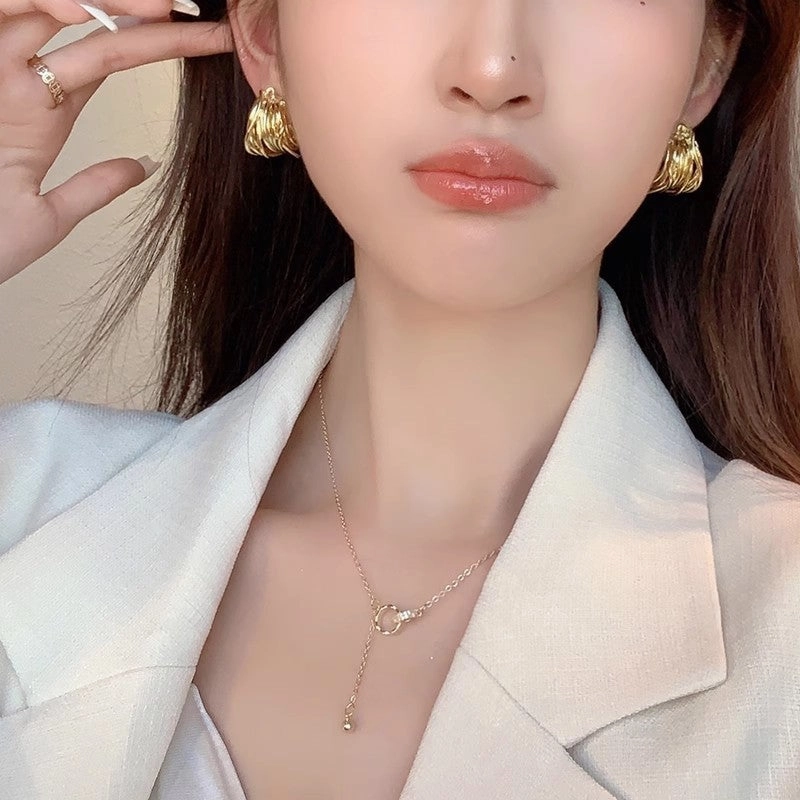 Wholesale Wrapped C-shaped fashionable earrings